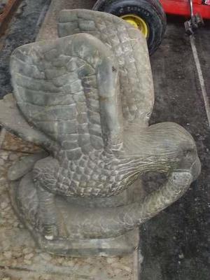 Antigua Escultura De Aguila Cazando Serpiente En Piedra De H