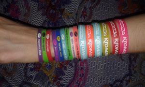 Colección de pulseras de goma de colores