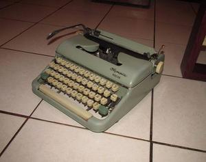Antigua Maquina De Escribir Alemana Olympia