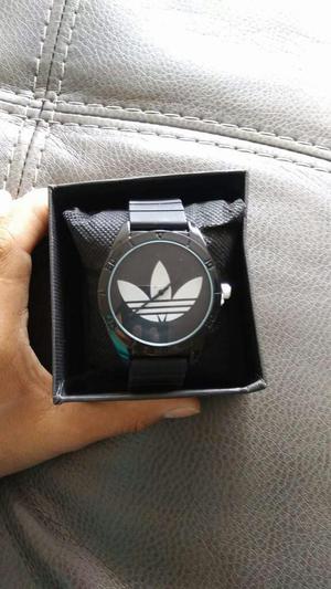 Reloj Adidas Negro con Fondo Blanco