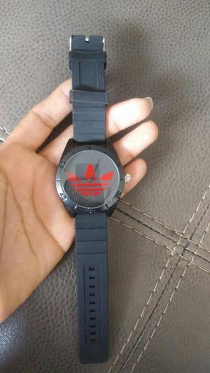 Reloj Adidas Negro con Fondo Rojo