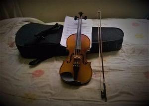 Violin Marca Clasic Con Estuche, Arco, Partituras Y Hombrera