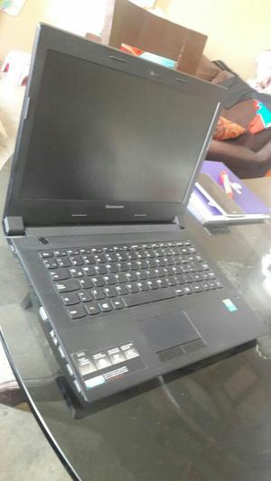 Laptop Lenovo 9.5 de 10 Casi Nueva