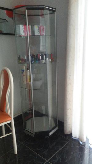 Vendo Una Vitrina, 3 Mesas Y 6 Sillas