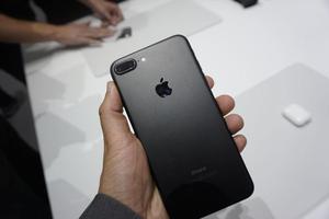iPhone 7 plus 32 Gb, mas Case desing by Rock, mas vidrio