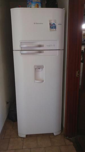 Refrigeradora Electrolux Doble Puerta.