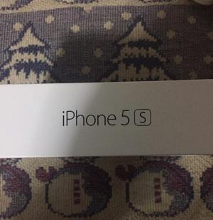 Caja de iPhone 5S con accesorios