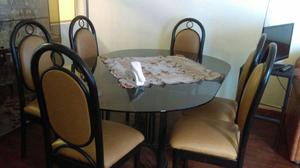 Comedor con base y sillas de metal