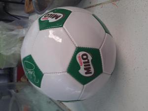 Pelota balon de Milo con la firma impresa Paolo Guerrero
