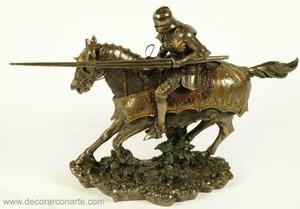 escultura de guerrero medieva a caballo