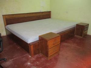 Se vende cama de 4 plazas con 2 veladores de cedro