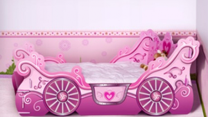 Revestimiento de cama para niña. Carruaje de princesas