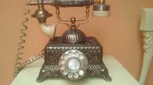 Un Telefono Antiguo De Metal. Funcionado Y Conservado