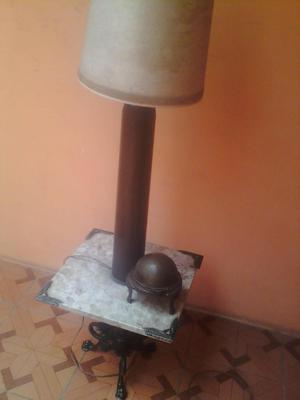 un pie de lampara muy antigua de bronce y marmol