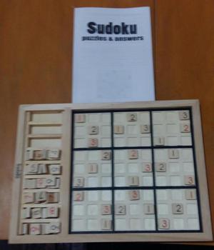 sudoku en base de madera con fichas de madera