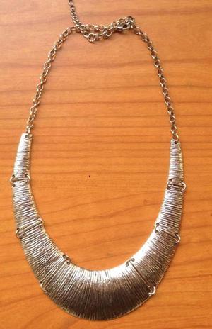 Collar plateado