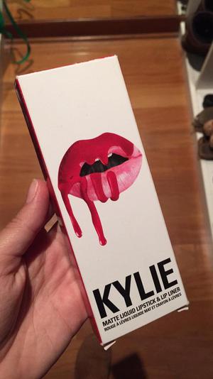 Kylie Lipstick Mary Jo K (Rojo)