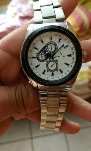 Vendo Reloj​.metalico