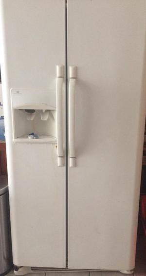 Refrigeradora Side By Side Aprox. 700L