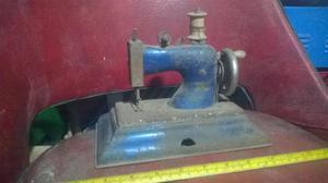 maquina de coser de juguete antigua