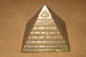 Pirámide Bronce Antiguo