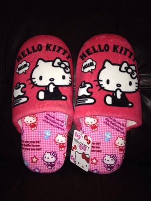Pantuflas marca Sanrio de Hello Kitty