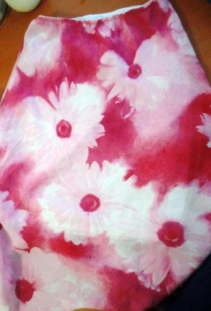 falda rosada de flores