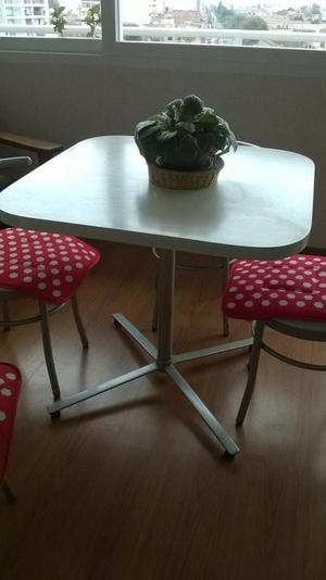 Mesa de Comedor con 04 sillas