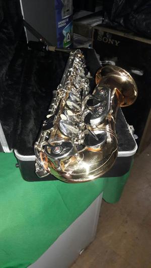 Saxofon California en Caja con Boquillas