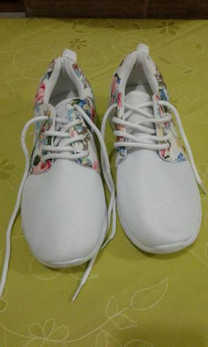 Zapatillas Blancas con Flores Talla 38