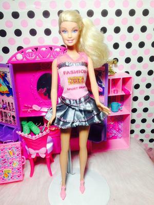 Barbie original de mattel con cola
