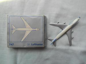Antiguo avión a escala de la compañía Lufthansa, Boeing