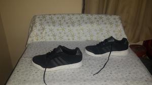 Zapatillas Adidas de Gamuza Negras/Franja Gris con zuela y