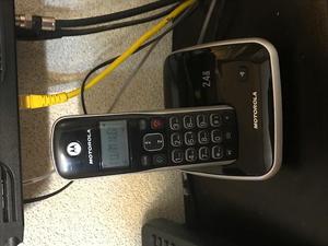 Teléfono Motorola Auri Con Base Y Anexo Negro