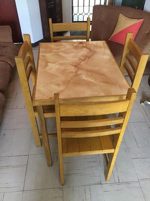 Vendo 5 juegos de mesas de madera incluye 4 sillas a S/