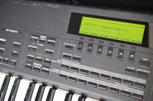 Sintetizador Roland XP 80 bien cuidado Workstation