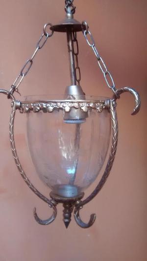 una lampara colgante de bronce y vidrio tallado operativa