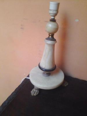 una lampara de marmol y bronce muy antigua
