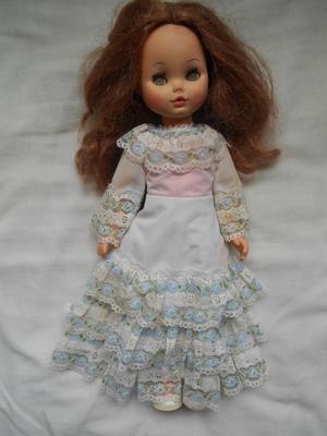 Antigua muñeca Basa con vestido blanco, completa