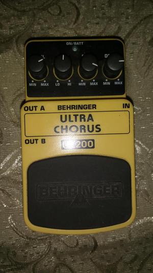 pedal ultra chorus behringer.