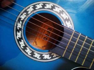 Guitarra acústica tradicional de madera nueva azul para
