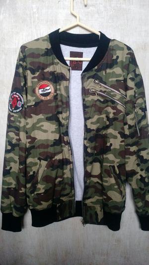 Vendo Bomber Jacket Camuflada