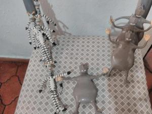 Muñecos de plástico hipopótamo y zebra