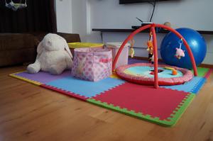 Juguetes para bebes y niños viene con tapiz colorida para