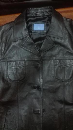 casaca de cuero negro marca BAGIOCRUELES talla m