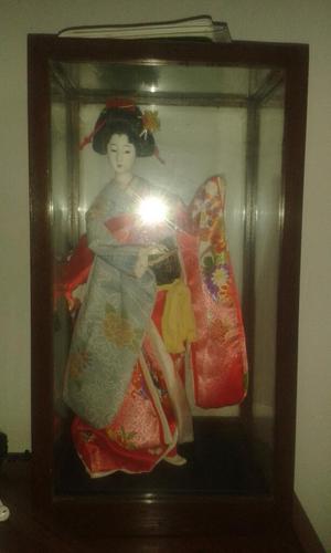Hermosa Geisha con Pedestal Y Kimono