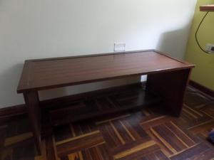 Mesa de madera color marrón