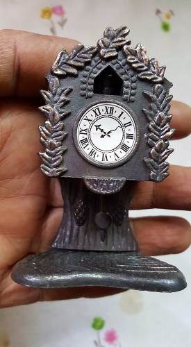 Antiguo Tajador Con Forma De Reloj Cucu En Caja
