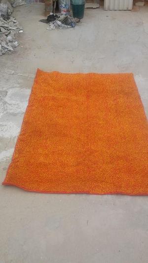 Vendo Alfombra color Naranja poco uso de1.98 cm. x 138 cm.