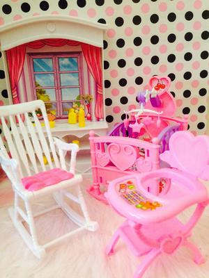 Baby room con cuna de estrellitas blancas para barbie:D